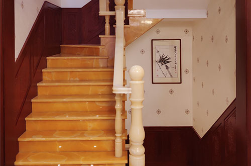鸡冠中式别墅室内汉白玉石楼梯的定制安装装饰效果